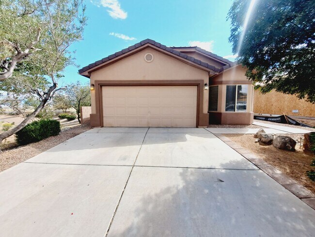 Foto del edificio - 3 bed 2 bath home in Huning Ranch!