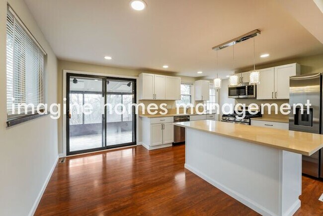 Building Photo - Gorgeous 3 Bedroom Home in North Hills Sch...
