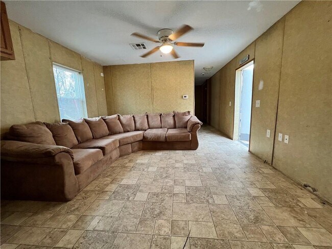 Building Photo - 16312 Robin Rd