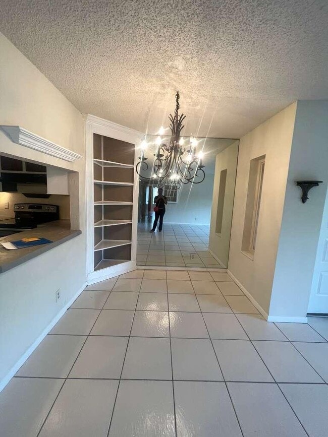 Foto del edificio - 721 Sunny Pine Way