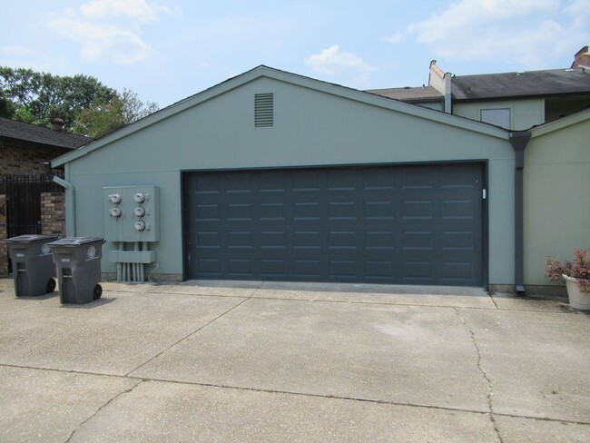 Building Photo - Beautiful Townhome