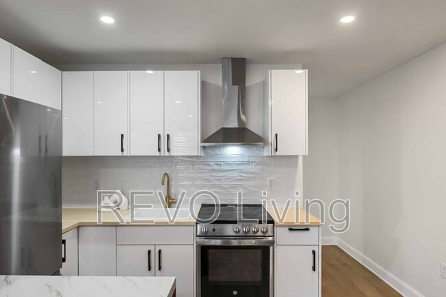 Building Photo - 7800 Lundy's Ln