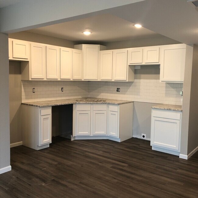 Building Photo - 1130 W 11th St