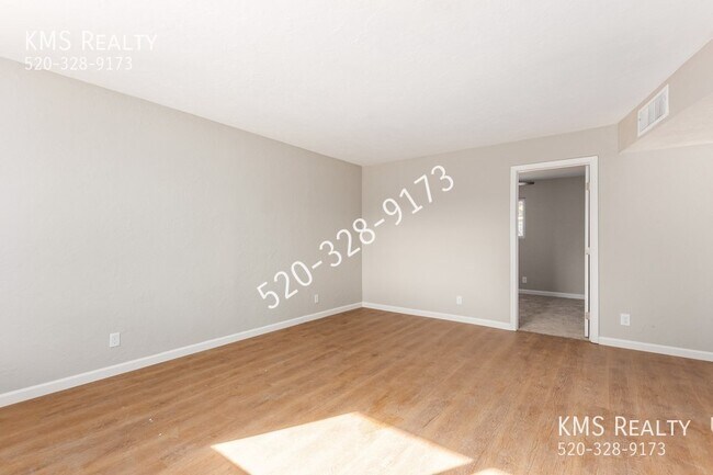 Building Photo - 2731 N Edith Blvd