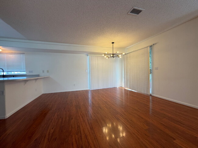 Foto del edificio - Beautiful Home with Open Floor Plan, Spacious Loft & Private Fenced Yard!!