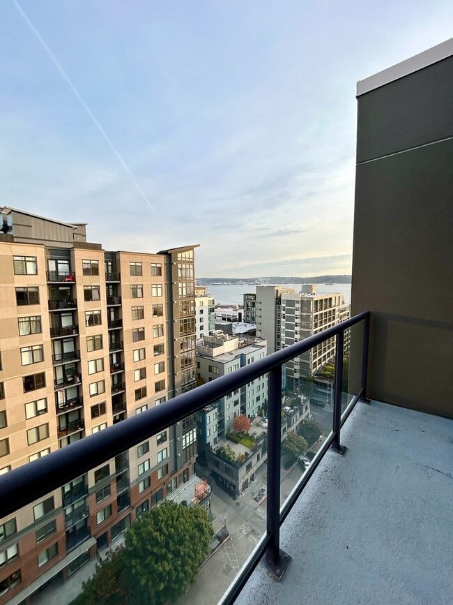 Building Photo - Ellington ~ Belltown Condo