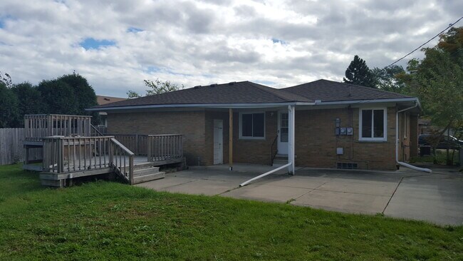 Foto del edificio - 3 Bed, 2 Bath Remodeled Ranch with Attache...
