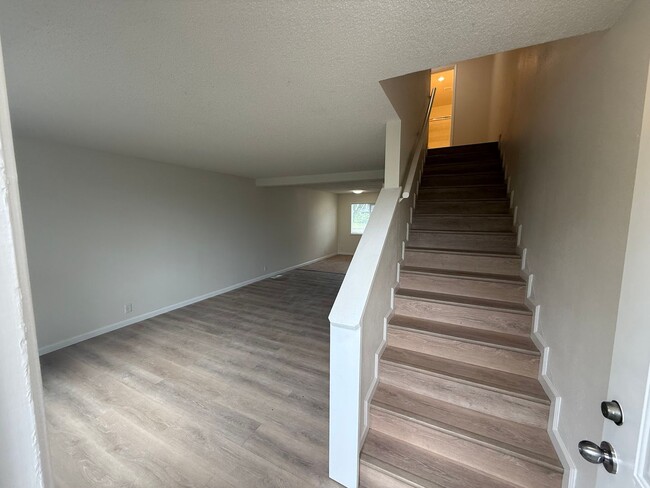 Building Photo - Recently Updated 2 Bedroom Townhome in Val...