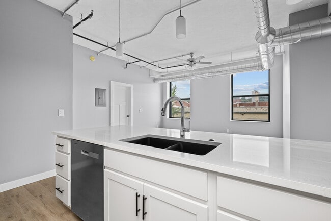 Building Photo - 1601 5th Ave