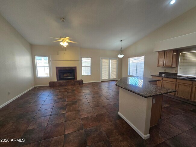Foto del edificio - 634 W Silver Creek Rd