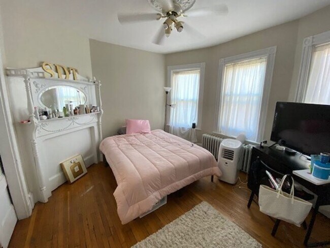 Foto del edificio - Large 4 bed in Mission Hill