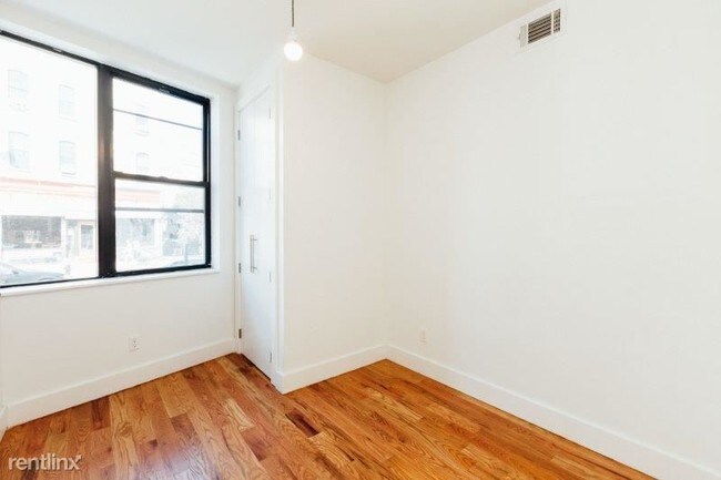 Building Photo - 5 br, 2 bath Apartment - 166 Central Ave