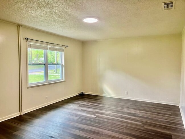 Building Photo - 4-6 Watts Way