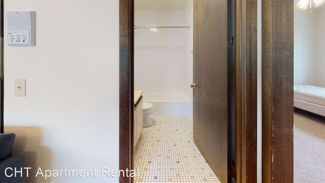 Building Photo - 2 br, 1 bath Apartment - 643 E. Johnson St.