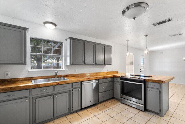 Building Photo - 3/2 on acreage HORSES WELCOME -BROCK ISD -