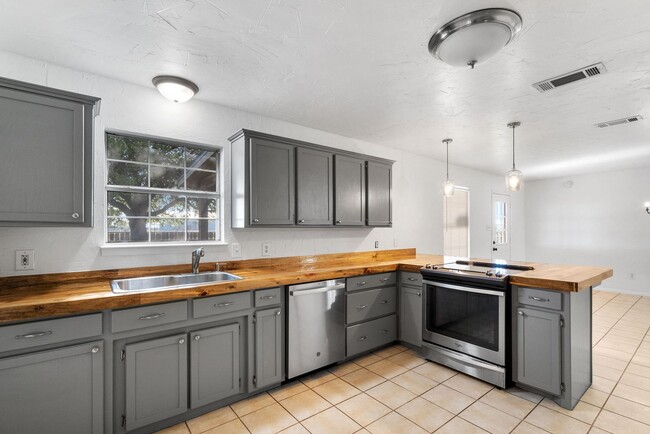 Building Photo - Horse Property