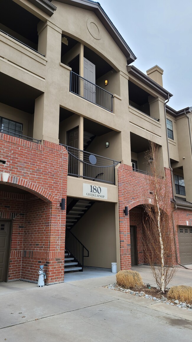 Building Photo - 180 Poplar St