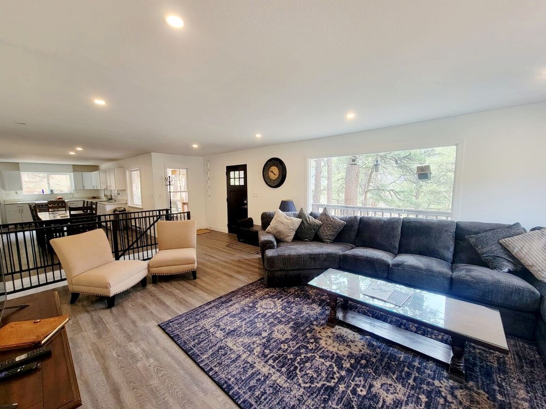 Primary Photo - Spacious 4-bedroom + study home; Includes ...