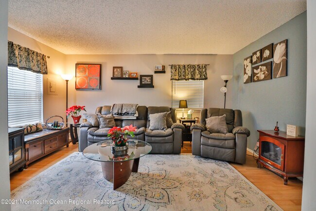 Building Photo - 1006 Poppy Pl