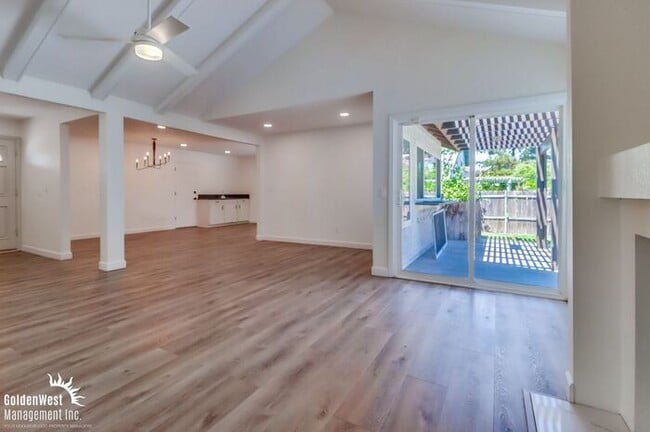 Foto del edificio - Stunningly Updated 3Bdm 2Ba Home Nearby Lake Murray!