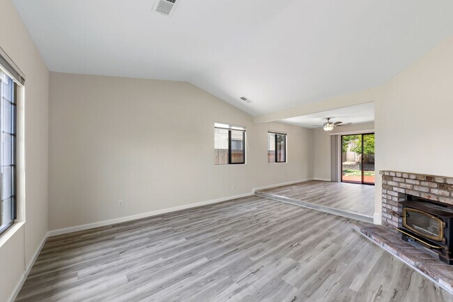 Building Photo - 404 Chaco Canyon Ct