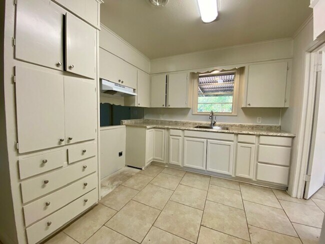 Foto del edificio - 3 Bedroom 1.5 Bath in Country Club Hills N...