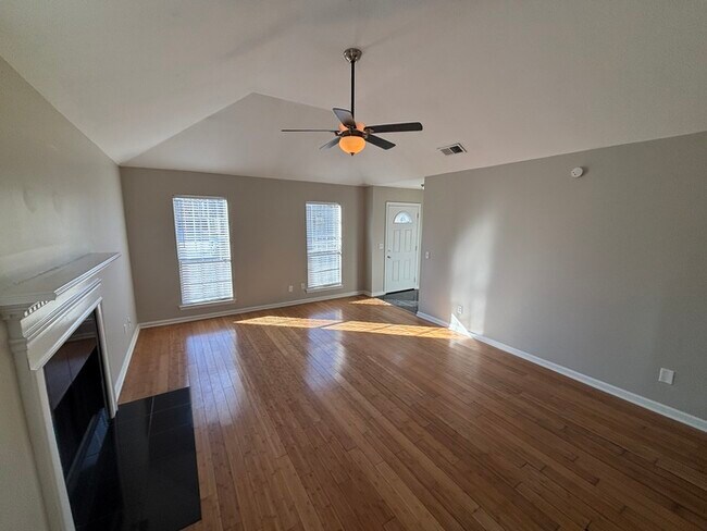 Building Photo - 405 Walker Way