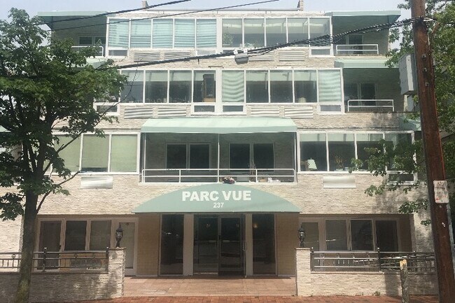 Foto del edificio - 237 Great Neck Rd