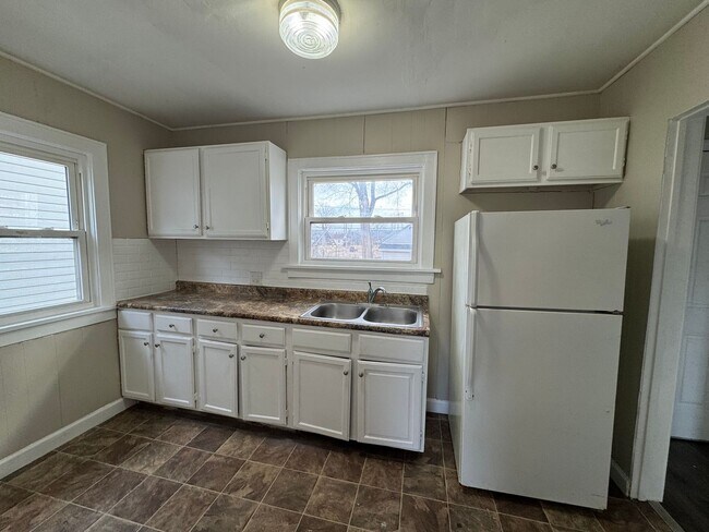 Building Photo - Two bedroom one bath house in Rock Island