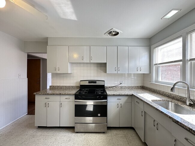 Building Photo - 9056 Lamon Ave
