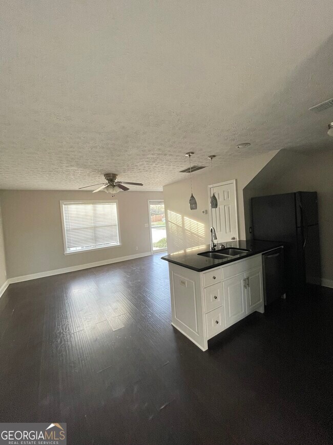 Building Photo - 2880 Florence Dr