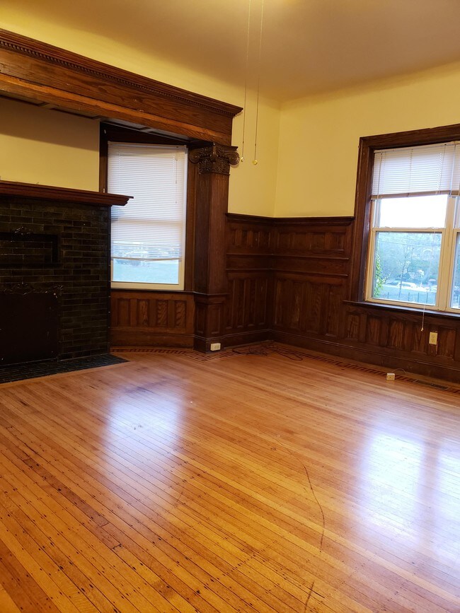 Building Photo - 307 S Graham St