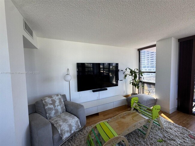 Foto del edificio - 600 NE 36th St