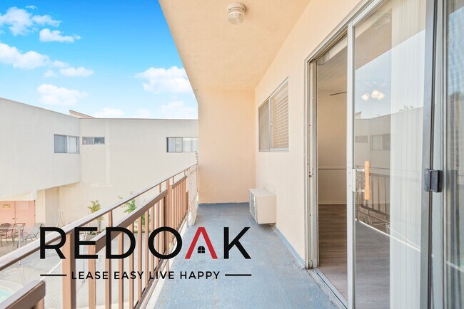Building Photo - Fantastic Two Bedroom with Large, Sunny Wi...