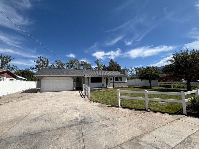 Beautifully Renovated 4-Bedroom Home with Finished Basement - Beautifully Renovated 4-Bedroom Home with Finished Basement