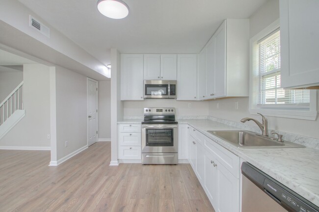 Building Photo - Remodeled 2BR Townhome in Spring Hill