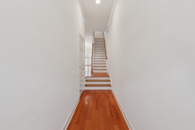 Building Photo - Beautiful 3 bedroom house