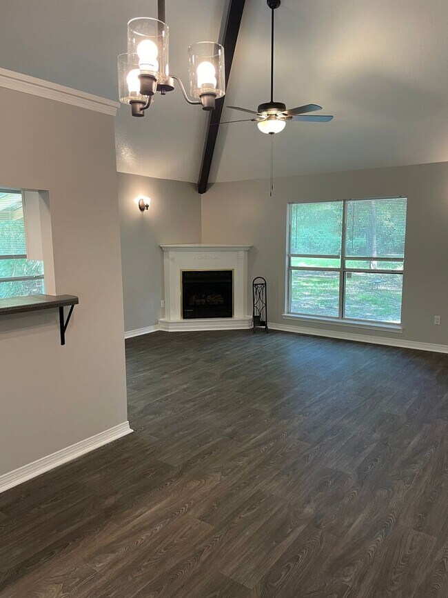 Building Photo - 2 Bedroom on 10 ACRES in Vancleave School ...