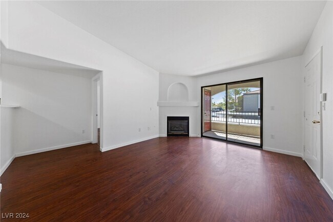 Building Photo - 950 Seven Hills Dr