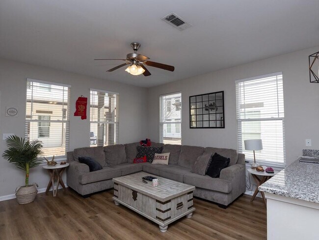 Foto del edificio - 516 Olive Branch Way