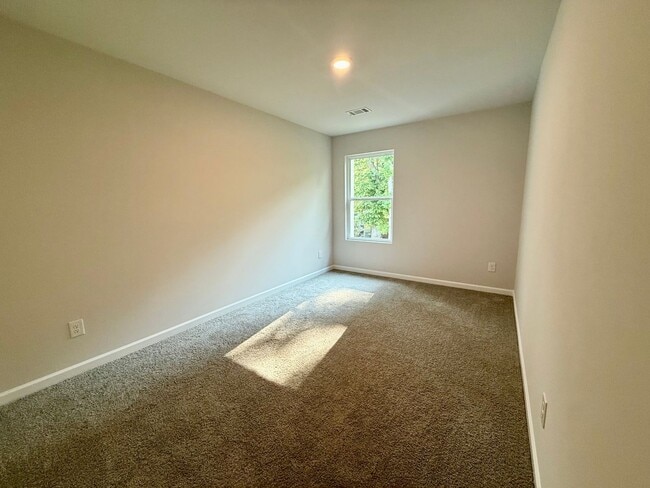 Building Photo - Luxury Townhome in Adairsville