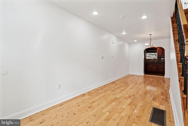 Building Photo - 2553 Collins St
