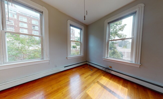 Building Photo - 562 Green St
