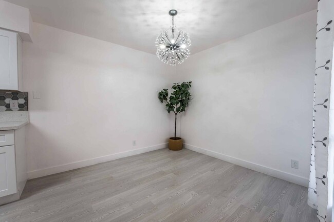 Foto del edificio - Cute REMODELED 2 Bedroom Condo in the Dese...