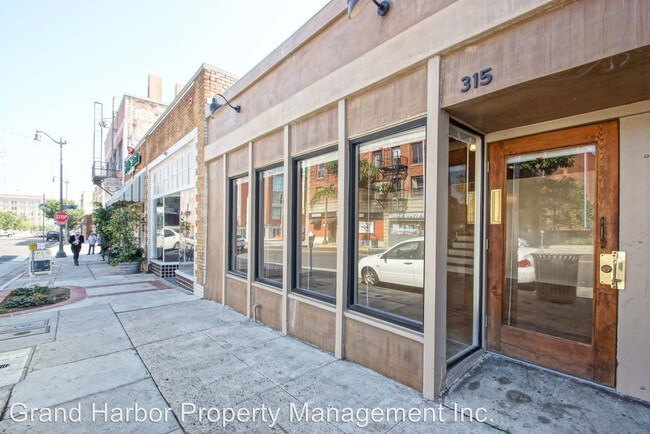 Building Photo - 1 br, 1.5 bath  - 315 W 7th St 315 7th St