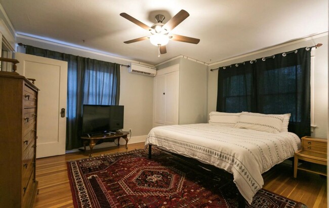 Building Photo - Fully Furnished House