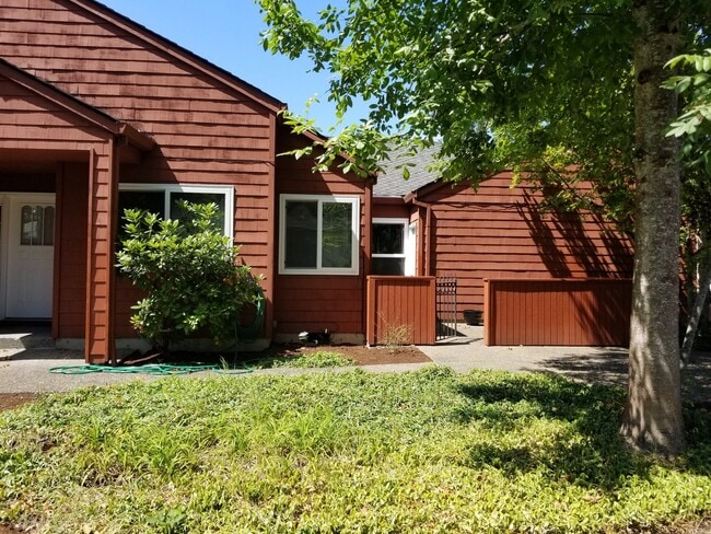 Foto del edificio - CUTE & CLASSY IN LAKE OSWEGO -MOVE IN READY!
