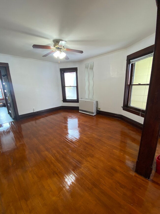 Dining area - 2122 W 3rd St