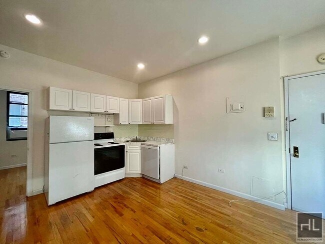 Building Photo - 254 East 3rd St 8