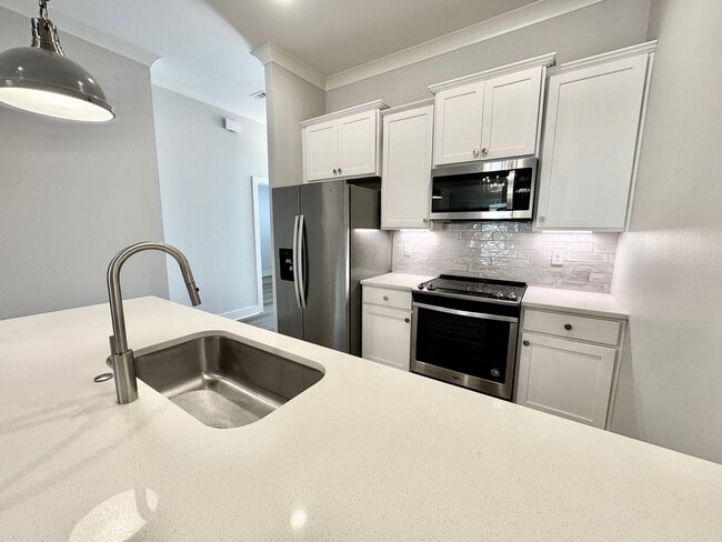 Building Photo - 2 Bedroom Off Jefferson Near Highland